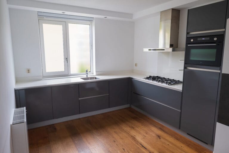 Blauwe keuken spuiten