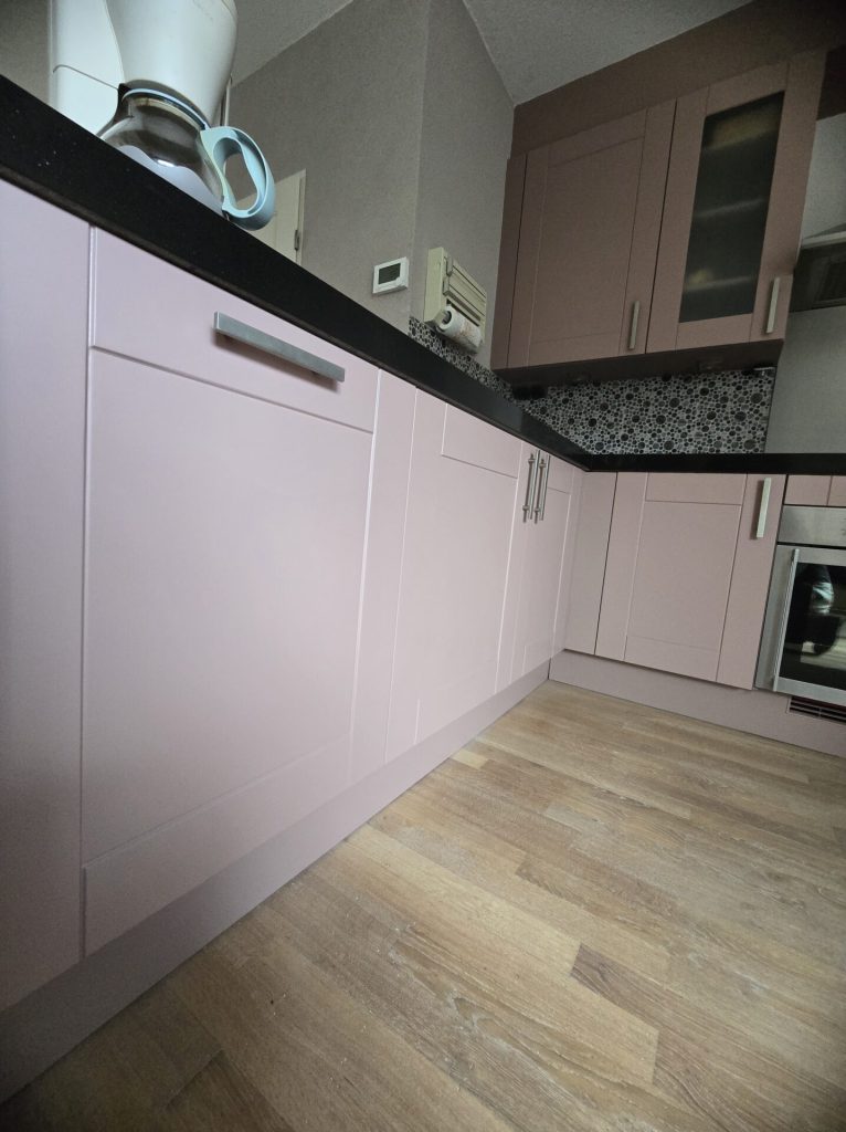 Keuken spuiten roze