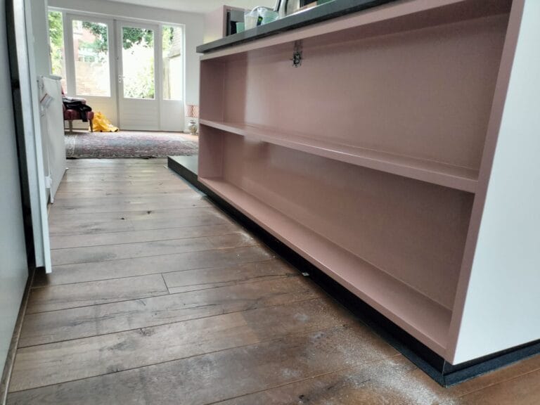 Roze kast spuiten