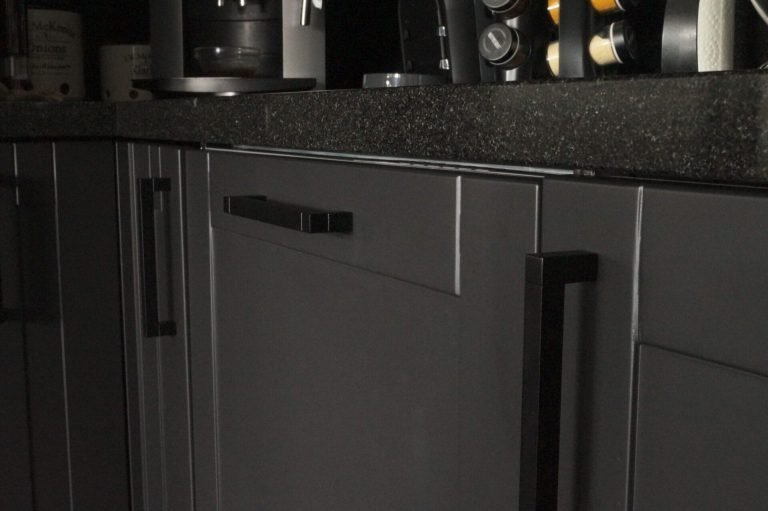 Zwarte keukens Keuken spuiten